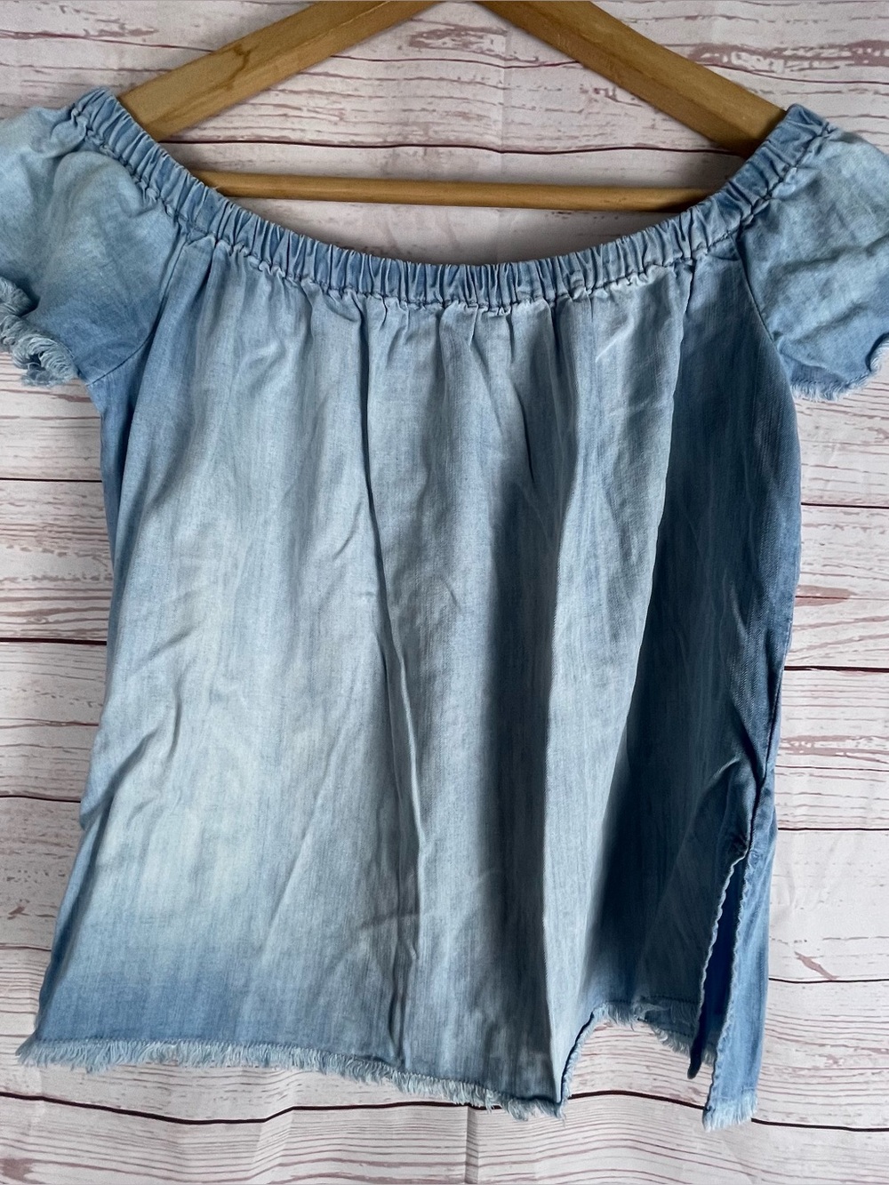 Cloth & Stone Blue Chambray Off Shoulder Top Sz S Raw Fringe Hem Boho Festival